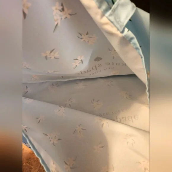 Kate Spade ♠️ Lightweight Tote - Picture 4 of 4